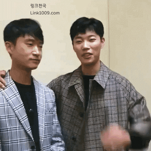 하트 3종세트 선보이고는 세상 쿨하게 퇴장하는 조우진 류준열ㅋㅋㅋㅋㅋㅋ