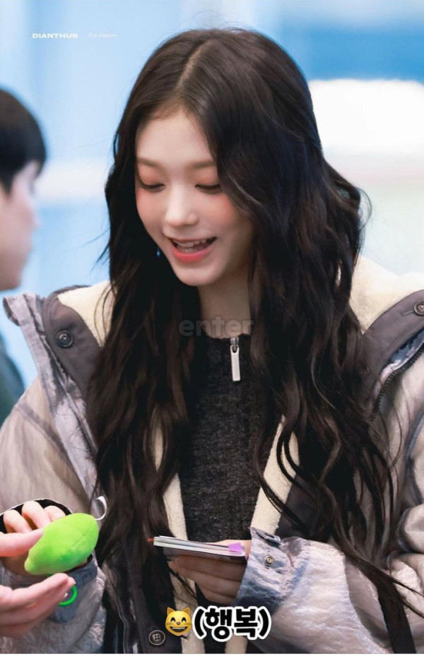 공항에서 팬이 주는 개구리 키 링 발견한 뉴진스 해린 반응