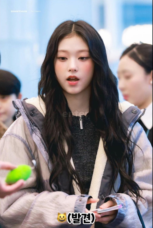 공항에서 팬이 주는 개구리 키 링 발견한 뉴진스 해린 반응