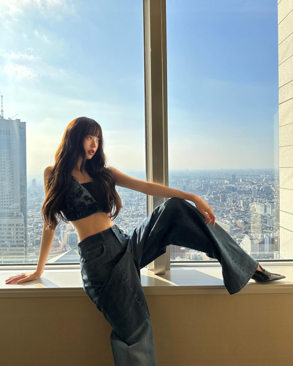 데님 탱크탑 잘록한 허리와 배꼽을 자랑하는 아이브 장원영 인스타