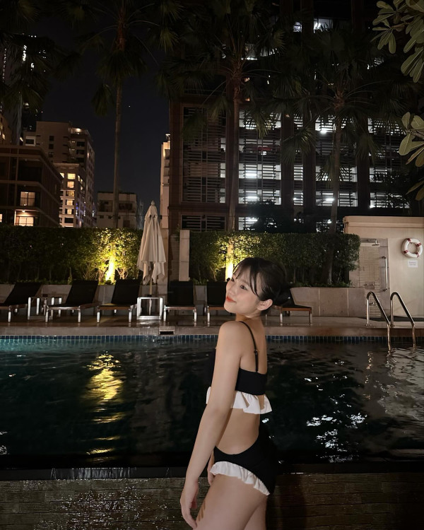 [아이즈원] 호텔 수영장에서 수영복 입은 나코 - 은비,채연 댓글