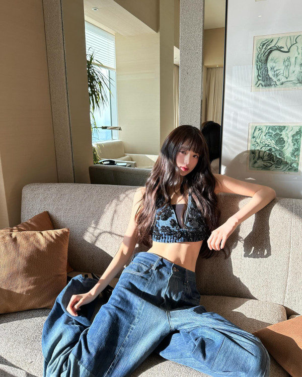 데님 탱크탑 잘록한 허리와 배꼽을 자랑하는 아이브 장원영 인스타