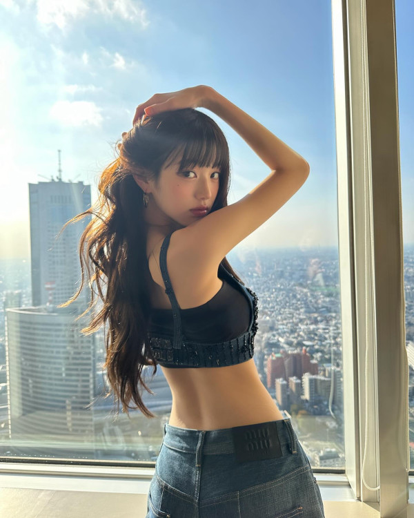 데님 탱크탑 잘록한 허리와 배꼽을 자랑하는 아이브 장원영 인스타