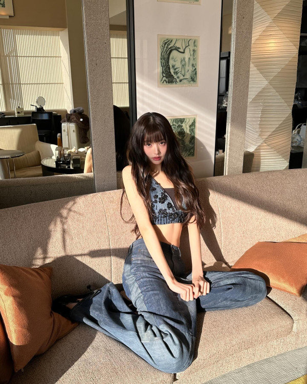 데님 탱크탑 잘록한 허리와 배꼽을 자랑하는 아이브 장원영 인스타