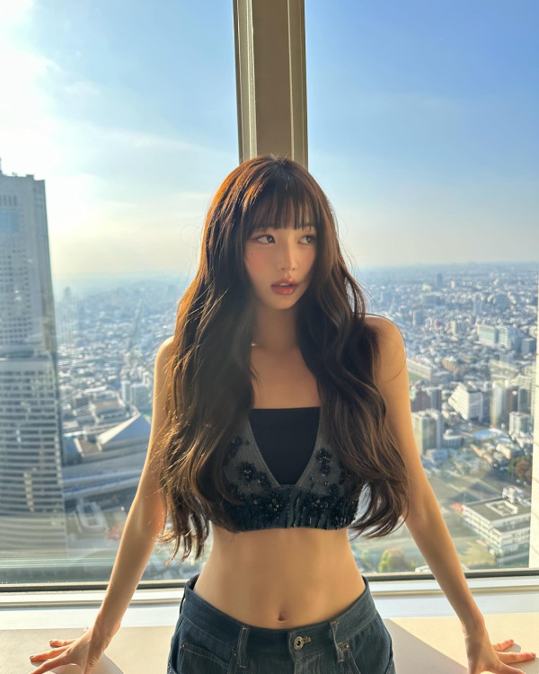 데님 탱크탑 잘록한 허리와 배꼽을 자랑하는 아이브 장원영 인스타