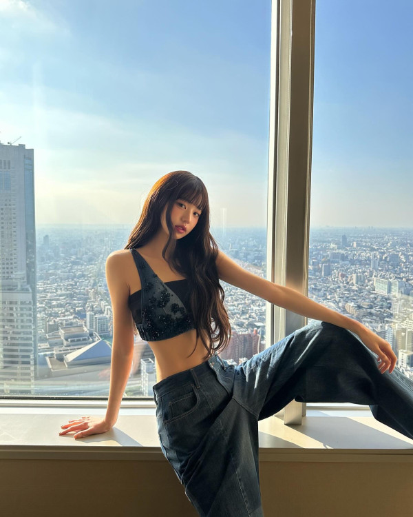 데님 탱크탑 잘록한 허리와 배꼽을 자랑하는 아이브 장원영 인스타