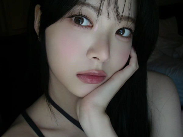 프린팅 검정 민소매 상큼한 르세라핌 홍은채