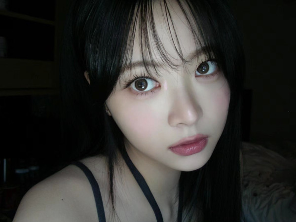 프린팅 검정 민소매 상큼한 르세라핌 홍은채