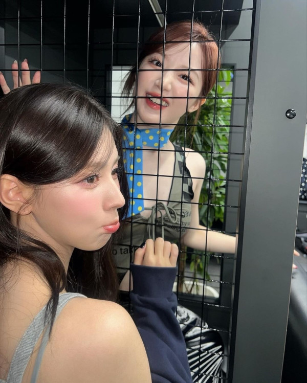 하늘색 끈비키니 민소매 아이들 우기 + 미연