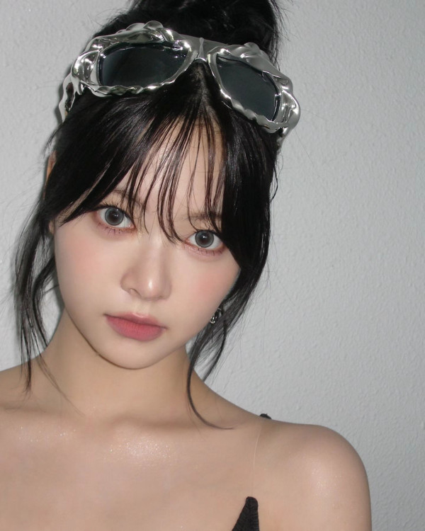 프린팅 검정 민소매 상큼한 르세라핌 홍은채