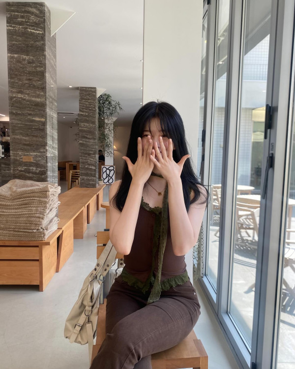 빌리 츠키 갈색 끈나시 몸매