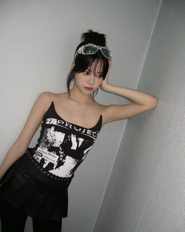 프린팅 검정 민소매 상큼한 르세라핌 홍은채