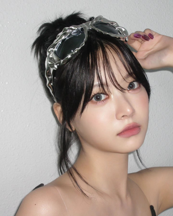 프린팅 검정 민소매 상큼한 르세라핌 홍은채