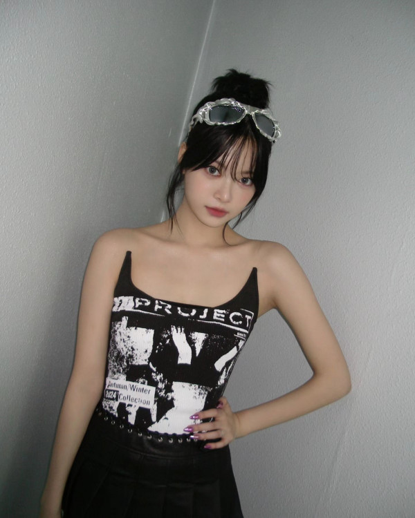 프린팅 검정 민소매 상큼한 르세라핌 홍은채