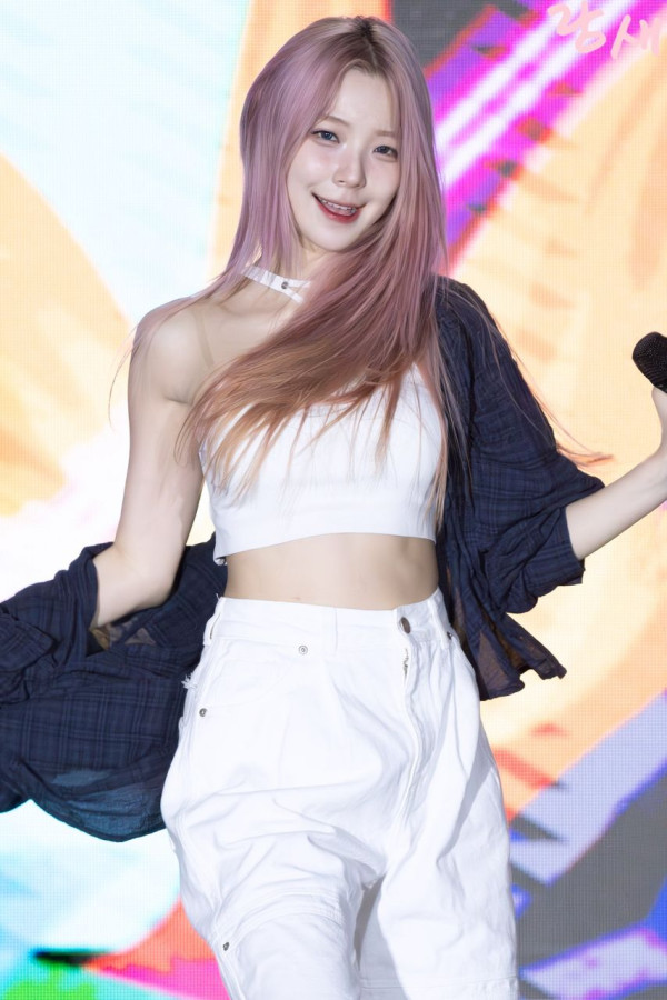 흰 홀터넥 나시..요망한 포즈 프로미스나인 백지헌