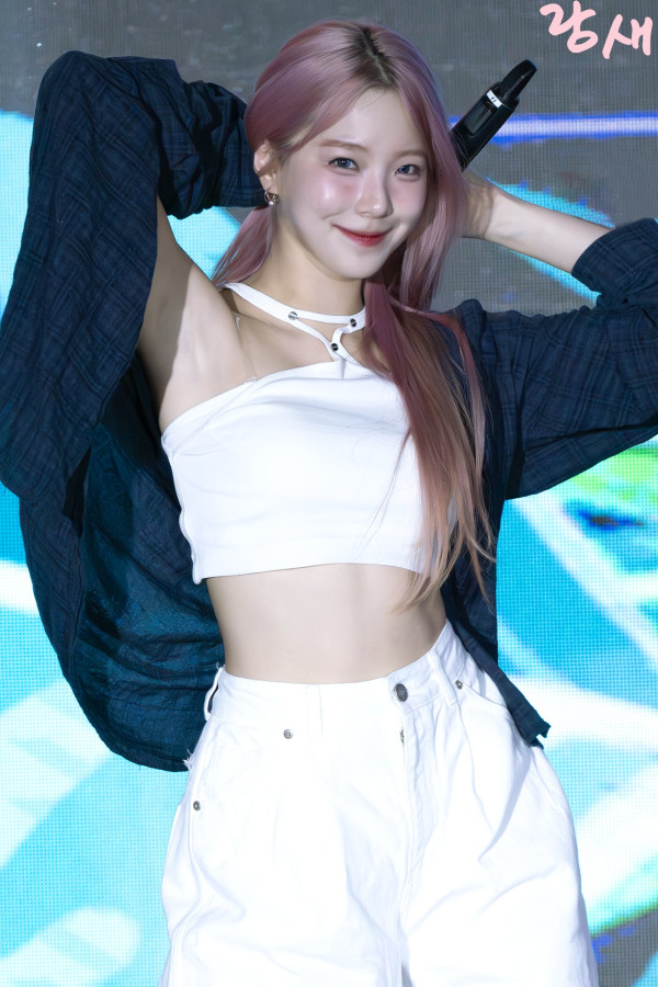 흰 홀터넥 나시..요망한 포즈 프로미스나인 백지헌