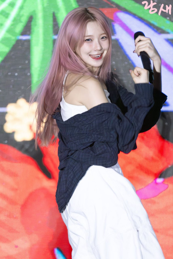 흰 홀터넥 나시..요망한 포즈 프로미스나인 백지헌