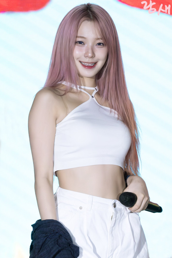 흰 홀터넥 나시..요망한 포즈 프로미스나인 백지헌