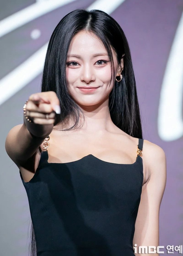 블랙드레스 입은 과감한 트와이스 쯔위