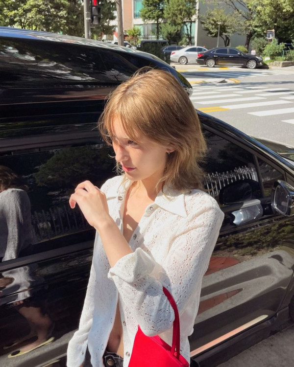 브라가 은근히 비치는 화이트 니트셔츠 전소미