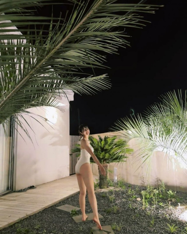 서동주 흰 모노키니 수영복 몸매