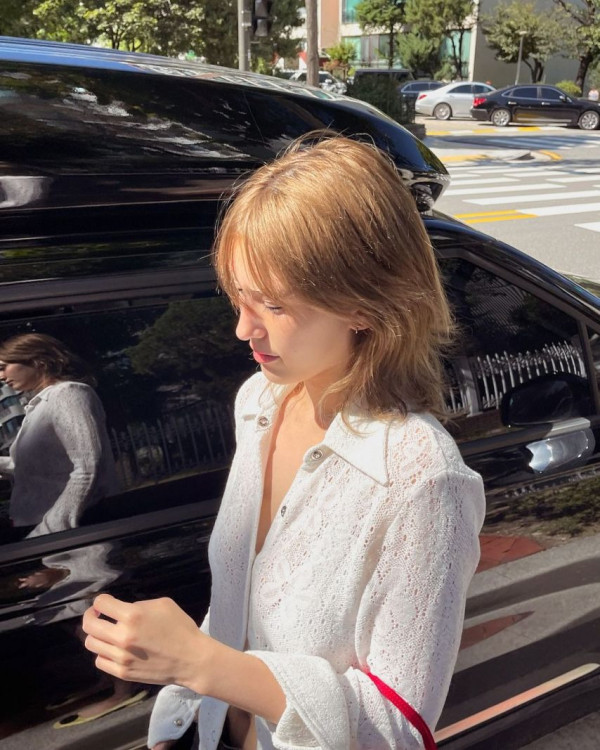 브라가 은근히 비치는 화이트 니트셔츠 전소미