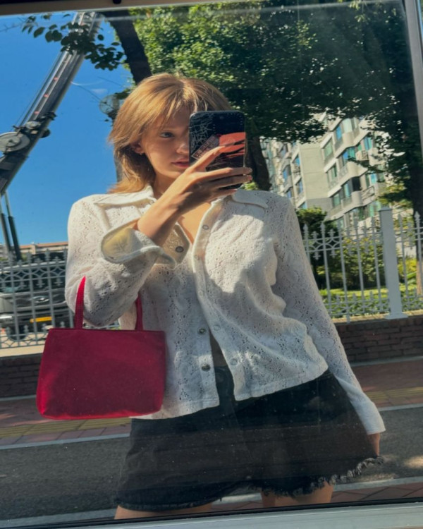 브라가 은근히 비치는 화이트 니트셔츠 전소미