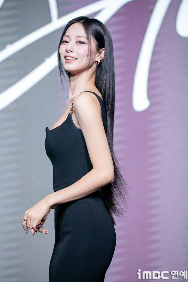 블랙드레스 입은 과감한 트와이스 쯔위