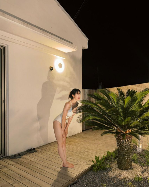 서동주 흰 모노키니 수영복 몸매