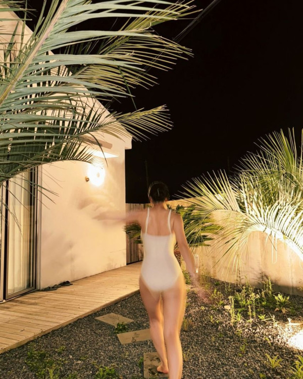 서동주 흰 모노키니 수영복 몸매