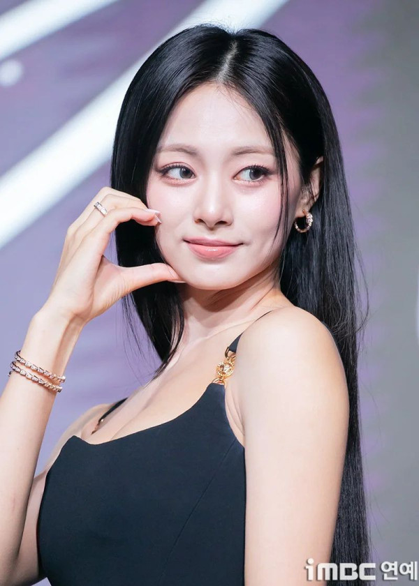 블랙드레스 입은 과감한 트와이스 쯔위