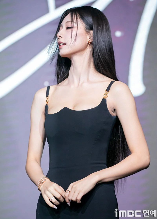 블랙드레스 입은 과감한 트와이스 쯔위