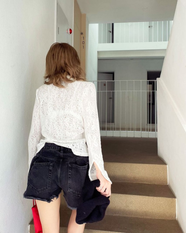 브라가 은근히 비치는 화이트 니트셔츠 전소미