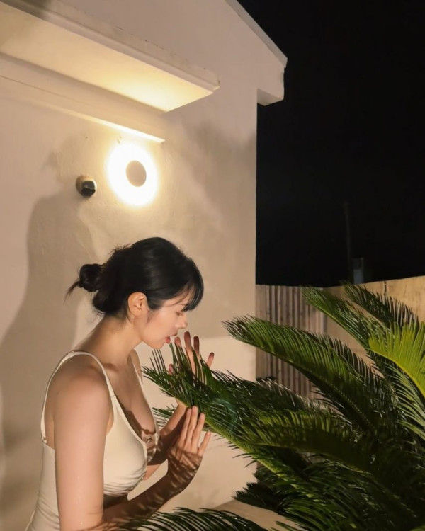 서동주 흰 모노키니 수영복 몸매