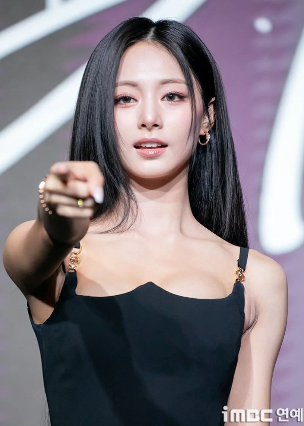 블랙드레스 입은 과감한 트와이스 쯔위