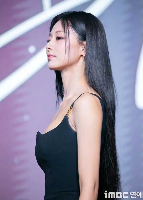 블랙드레스 입은 과감한 트와이스 쯔위