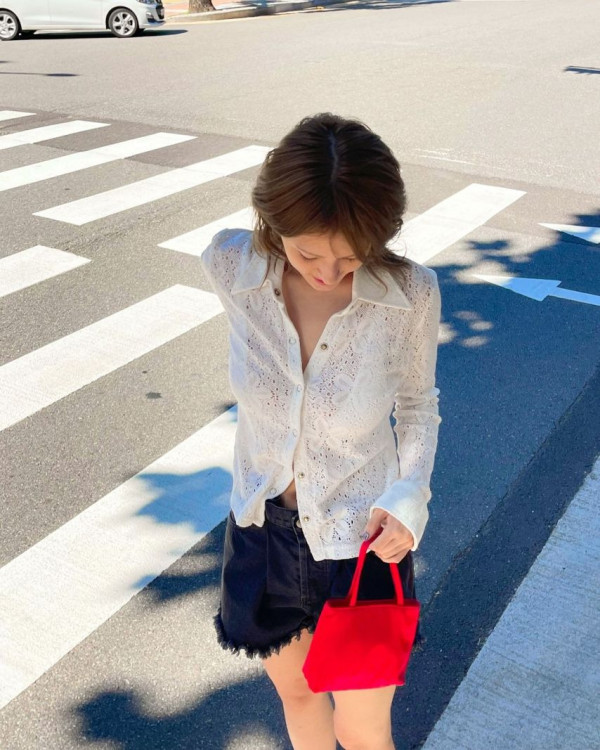 브라가 은근히 비치는 화이트 니트셔츠 전소미