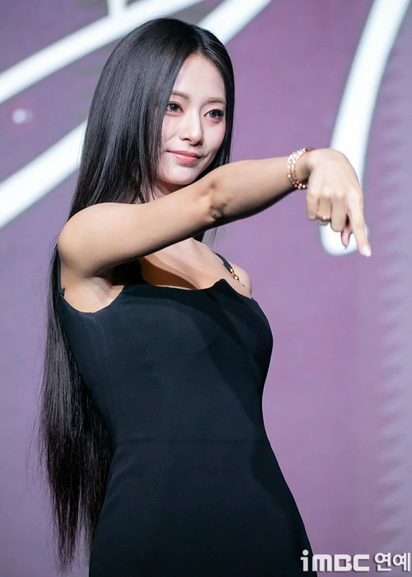 블랙드레스 입은 과감한 트와이스 쯔위