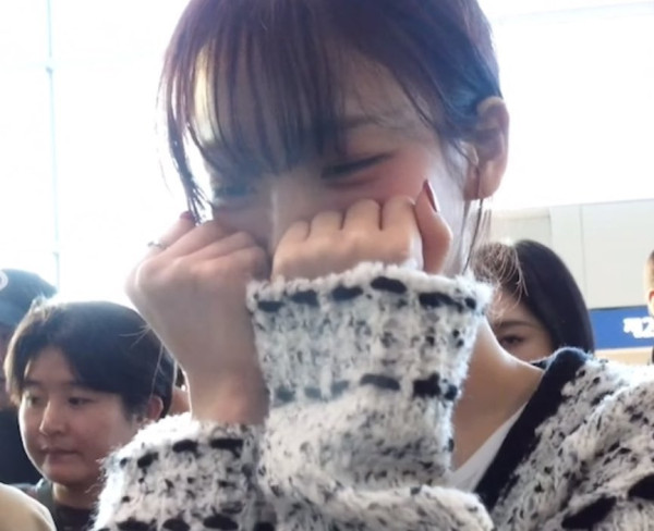 막 잠에서 깬 상태로 공항 나온 에스파 카리나