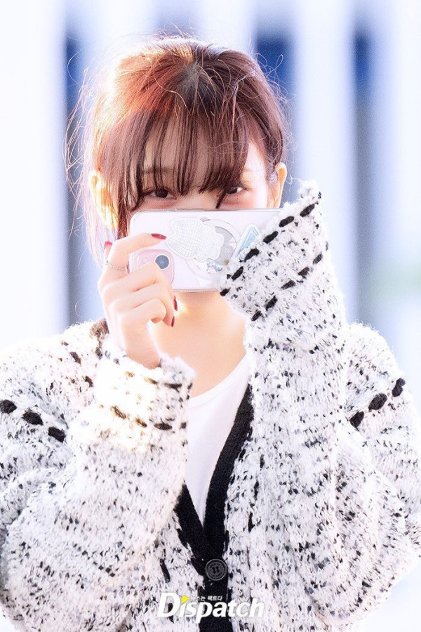 막 잠에서 깬 상태로 공항 나온 에스파 카리나