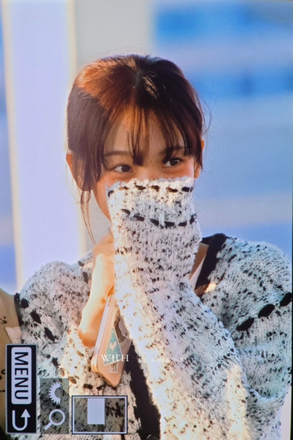 막 잠에서 깬 상태로 공항 나온 에스파 카리나