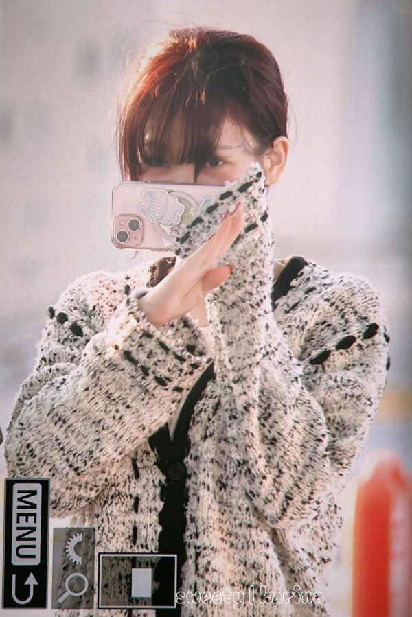 막 잠에서 깬 상태로 공항 나온 에스파 카리나