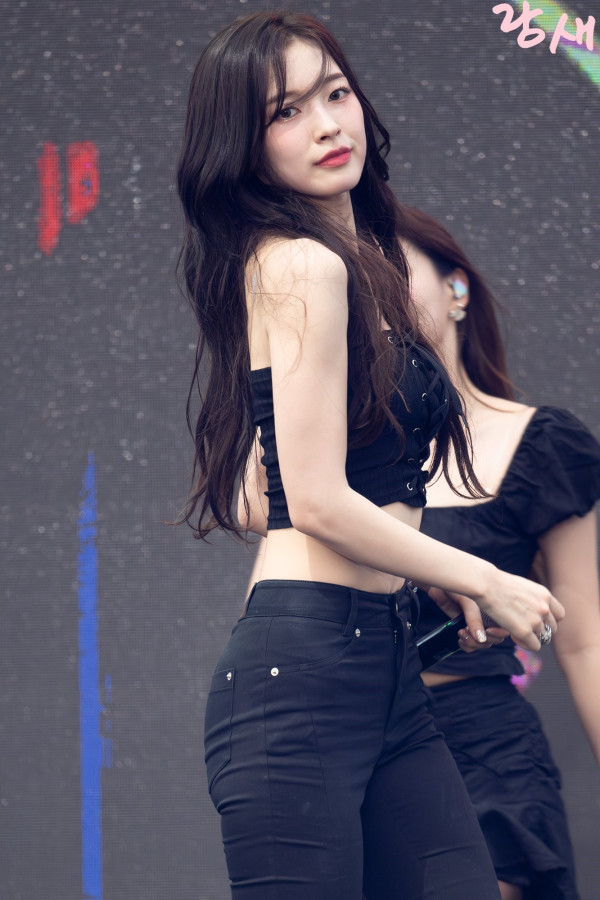 오마이걸 아린 검정 스트랩 튜브탑