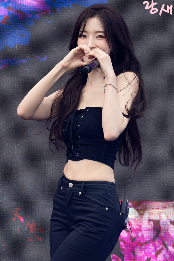 오마이걸 아린 검정 스트랩 튜브탑