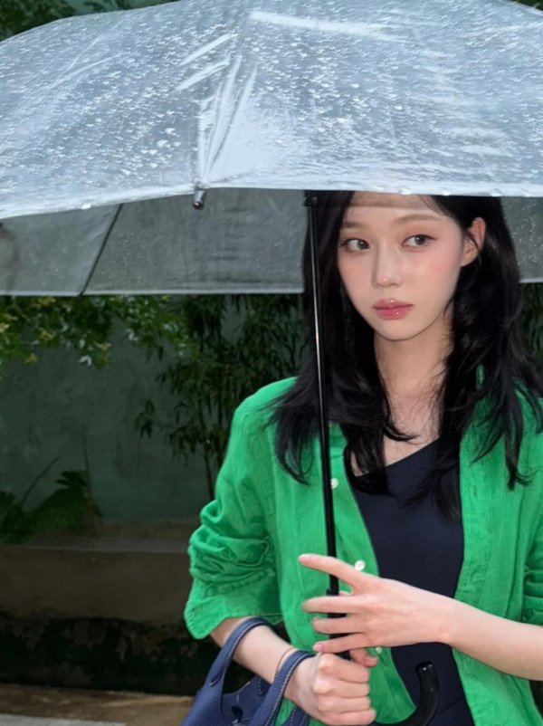 우산쓰고 쪼그려 앉은 에스파 윈터