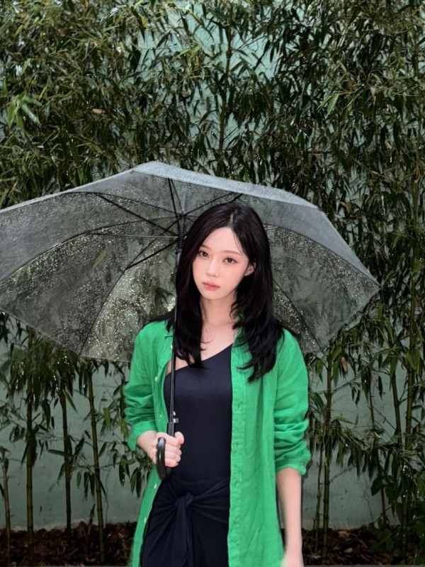 우산쓰고 쪼그려 앉은 에스파 윈터