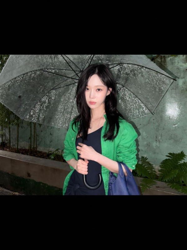 우산쓰고 쪼그려 앉은 에스파 윈터