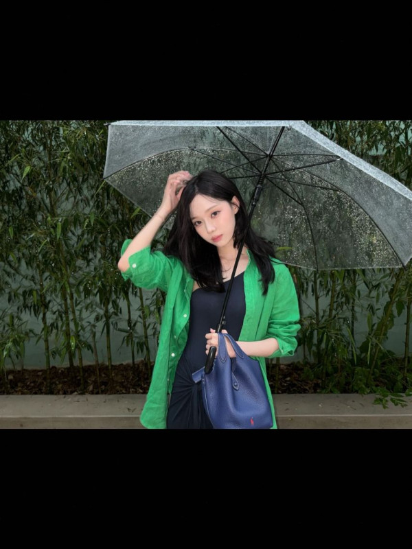 우산쓰고 쪼그려 앉은 에스파 윈터