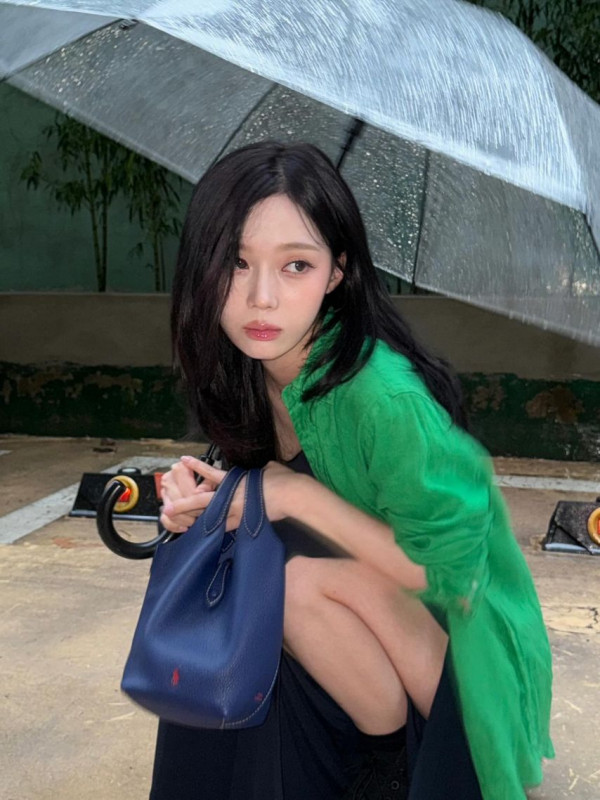 우산쓰고 쪼그려 앉은 에스파 윈터