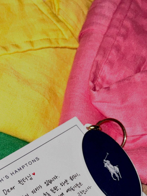 우산쓰고 쪼그려 앉은 에스파 윈터